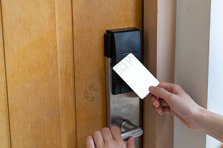 门出入控制     手持白色模拟钥匙卡的女子手预防房子安全读者代码商业服务入口房间技术图片