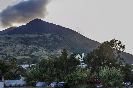 斯壮波利火山和本岛村庄的景象图片