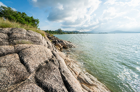 广阔的景色看得见多彩的大悬崖和大海风景海滩支撑墙纸石头晴天旅行海岸线岩石海浪图片