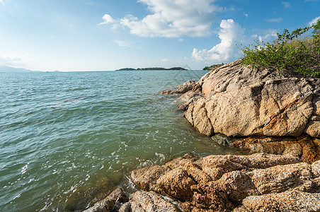 广阔的景色看得见多彩的大悬崖和大海海景天空波浪地平线晴天海滩场景岩石支撑天堂图片