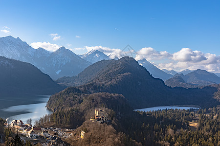 巴伐利亚阿尔卑斯山和湖的全景与著名的霍赫历史性城堡纪念碑旅游地标吸引力建筑学历史游客旅行图片