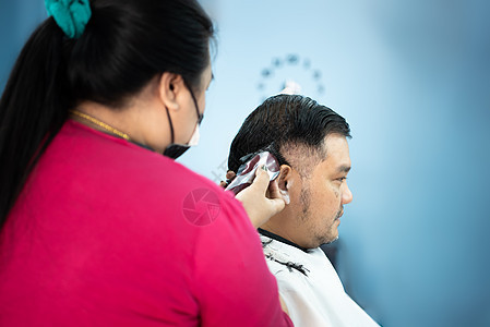 理发店的发型或理发师理发顾客职业男人客户梳子头发沙龙男性剃须剪刀造型师图片