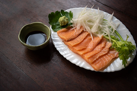 日本菜在日本餐厅吃生鱼鲑鱼寿司盘子服务自助餐美食武士海鲜食物萝卜饮食图片