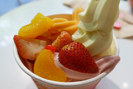 柔软的冰淇淋酸奶加草莓和橘子酱图片