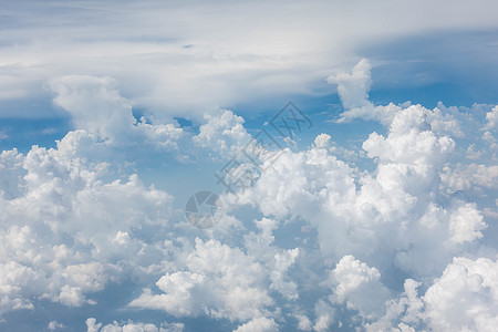 飞机窗口中蓝色天空的云地面阳光地平线空气旅行航班天气云景天堂天线图片