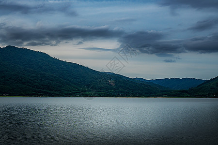 天空 云暴和赖江的地貌自然观损害风暴全景阴影场景高地山脉戏剧性螺栓云雨背景图片