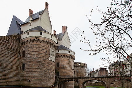 进入法国南特布列塔尼公爵城堡的大门和桥口建筑学地标历史古董吸引力旅游蓝色石头堡垒历史性图片