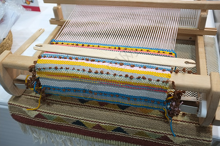 将丝棉编织在手工木质织布上工具工厂纤维织物文化棉布丝绸工作机器技术图片