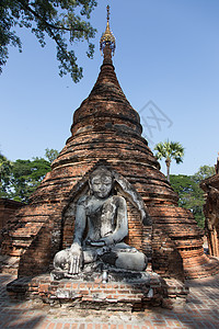 缅甸曼德勒 因瓦岛 曼德勒 斯图帕和寺庙 水中反映的风景树木佛塔建筑学棕榈阿瓦神社宝塔图片