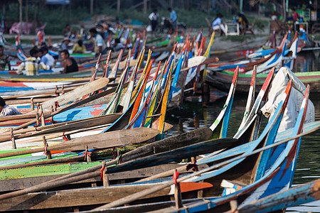由U Bein桥停靠在缅甸阿马拉普拉附近的湖的船舶旅游木头游客日落旅行建筑学柚木图片