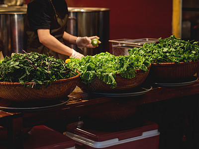 厨师在越南餐厅做好吃的菜 吃烤面包篮子薄荷食物蔬菜美食水果树叶柳条厨房绿色图片