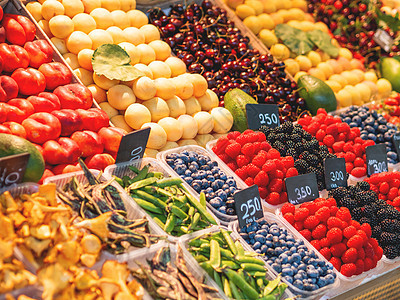 销售外来水果和当地水果以及(b) 在市场上出售图片