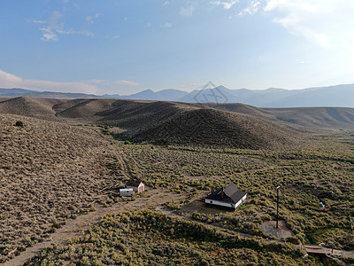 沙漠谷地中部的旧木林牧场农家山脉农田鸟瞰图古董乡村场地森林建筑农场图片