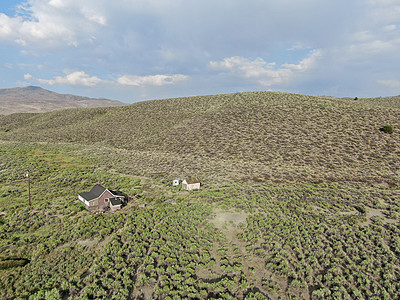 沙漠谷地中部的旧木林牧场国家古董农场木头荒野结构农家土地鸟瞰图谷仓图片