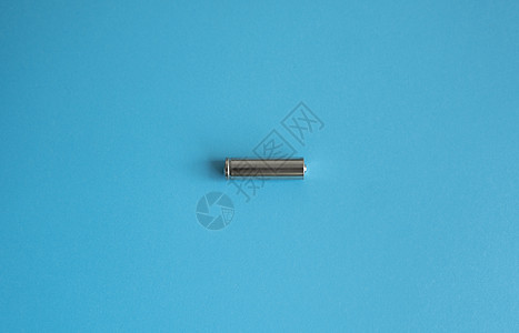 蓝色背景的单可充电电池 银碱AA电池 用于不同装置 能量 Energy白色电气电子产品店铺圆柱充值收费金属电压技术图片