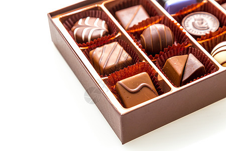 巧克力和各种巧克力的棕色盒礼物甜点牛奶糖果红色盒子食物白色可可念日图片