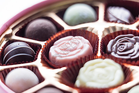 含有各种巧克力的粉色巧克力盒 宏盒子糖果周年礼物红色牛奶甜点纪念日食物白色图片