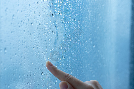 雨中雾蒙蒙的窗户上 女手画了一颗心绘画水分蓝色手指宏观女孩玻璃雨滴天气蒸汽图片