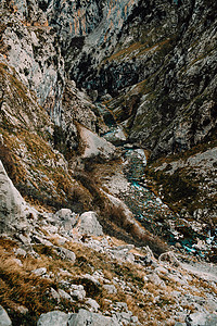 在秋天 河的近岸 穿过山上山峰图片