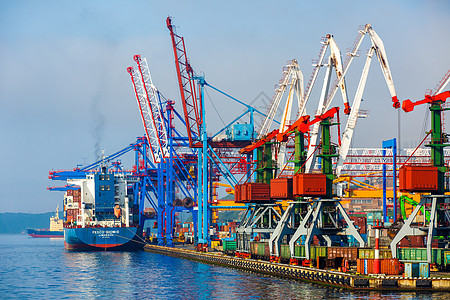 商业海岸运输船正在海参沃斯托克商业港口装货船运城市海洋团体经济仓库技术加载进口码头图片