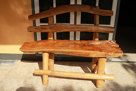 木制粗板和原木 生锈的生态材料架子 特写白玻璃门前的旧木制长椅 (一) 建筑图片