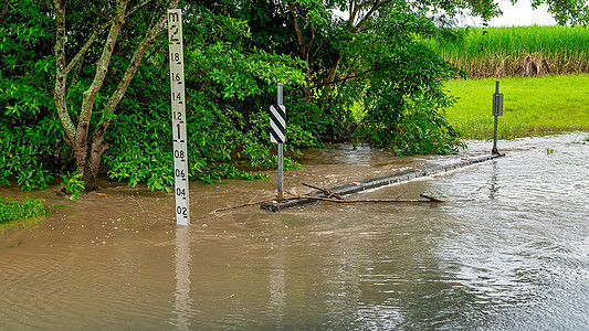 严重热带暴雨造成溪口公路上洪水泛滥银行指示牌渠道适应症倾盆大雨旅行驾驶安全气候土地背景