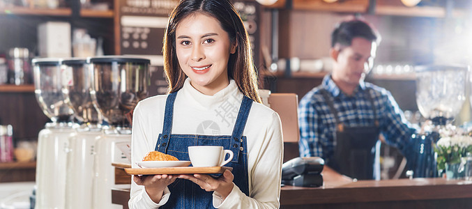 亚洲咖啡店老板的班纳 提供面包蛋糕和咖啡图片