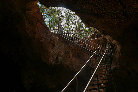 洞穴中不锈钢楼梯 无锈钢楼梯到印度尼西亚隆博克岛的蝙蝠洞洞岩石栅栏金属铁棒安全人行道建筑街道水泥公园图片