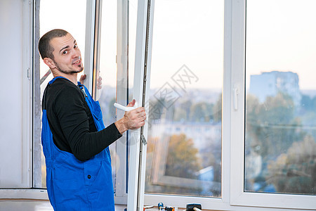 修理和安装窗户专业硕士 在工作时修补和安装窗户图片