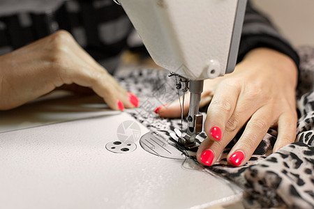 缝纫机上缝纫织布的缝合缝制图片