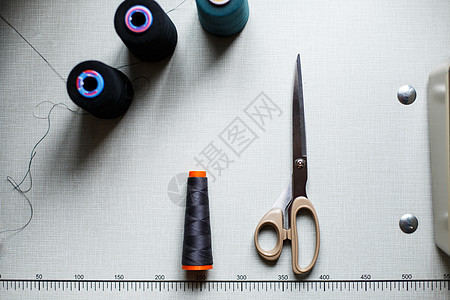 剪刀的顶部视图和白桌上带有标记的线条 缝纫工业 制衣业图片