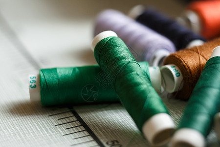 由多色缝纫线的斯金丝雀组成的封闭装置磁带按钮爱好女裁缝纺织品作坊剪裁缝纫材料剪刀图片