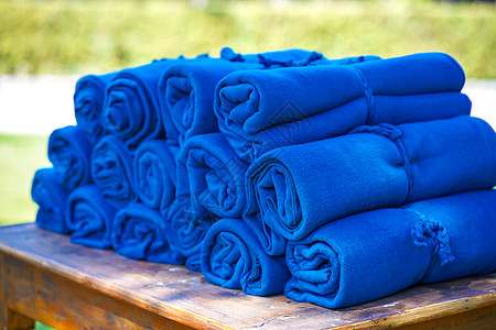 在露天派对上放一套温暖的蓝地毯 以防客人晚上觉得寒冷图片