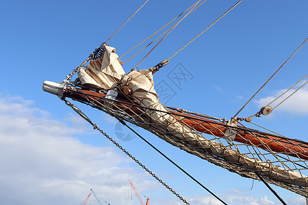 乘帆船在蓝天对着一些帆船上航行缆绳桅杆游艇海洋港口旅行码头绳索运输索具图片