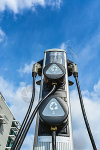 云层背景零排放车的EV充电站收费汽油电压石油插头电气气体环境生态充电器图片