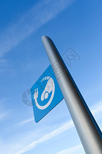 EV  蓝色天空背景的电动汽车快速充电站标志字母电气力量燃料直流电交通绿色汽油替代品车辆图片