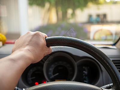 一个男人的手握着一辆汽车的方向盘 在摄影商业挡风玻璃旅行运动控制板运输人手交通速度图片
