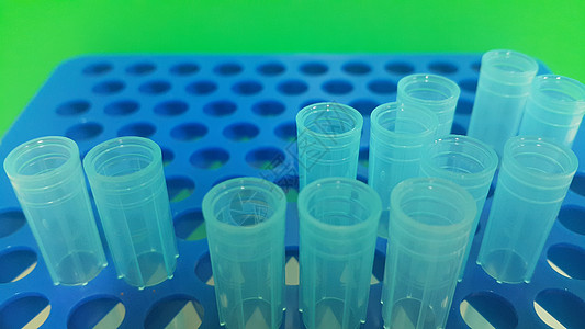 在带有空洞的微滴盒中 特写蓝色微升小提示的视图科学仪器补充绿色营养素文化化学品液体实验实验室图片