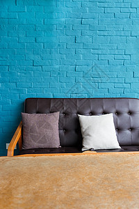 与皮革沙发的客厅家居枕头长椅椅子房子风格家具房间软垫装饰图片
