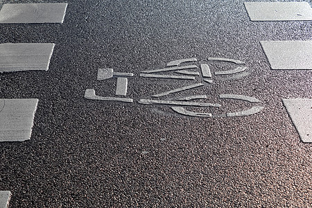 在Ge市街道发现的沥青上涂画自行车标志路线小路安全运输警告地面途径街道交通车道图片