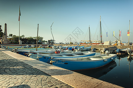 意大利加尔达湖巴多利诺港的彩色船只图片