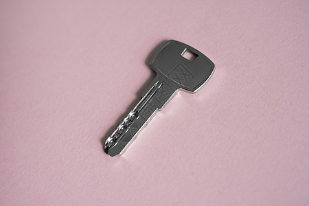 门钥匙在粉红色背景上 房子钥匙 新房子概念 租赁和出售图片