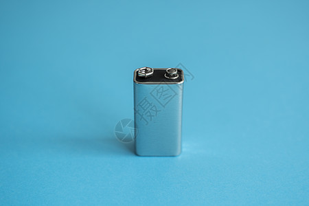 在蓝色背景的高压电池 银伏特电池 9V 高级锂电池技术电压充值金属直流电回收来源电子产品宏观活力图片