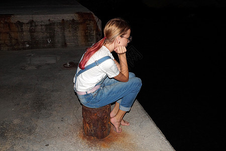 夜里独自坐在码头的悲惨少女女孩图片