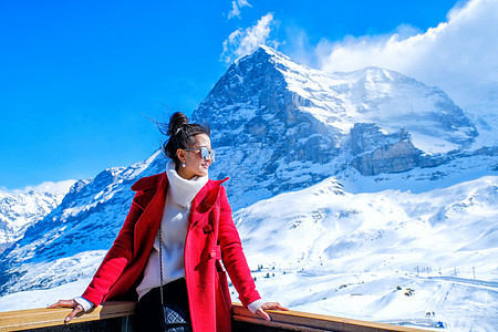 年轻女旅游者在附近看到美丽的观景台自拍车站天空首脑顶峰蓝色火车高山铁路全景图片