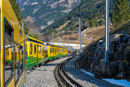 从因特拉肯到荣佛劳伊的铁路上的黄线列车机车跑步旅游电缆乘客山脉高山观光冰川旅行图片