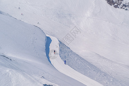 滑雪者独自带着头盔在通往马特霍的滑雪坡上滑雪女孩天空高山运动兜帽顶峰单板假期山脉爬坡图片