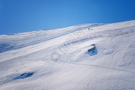 滑雪者独自带着头盔在通往马特霍的滑雪坡上滑雪活动晴天兜帽单板高山旅行女性粉末天空背包图片