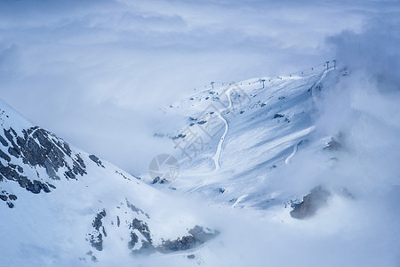 滑雪者独自在滑雪斜坡上滑雪 驶向Morthorn山图片