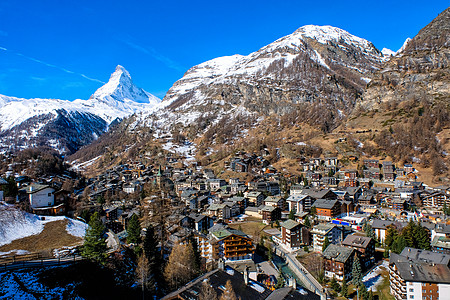 美丽的老村庄风景 马特霍恩山峰背景顶峰岩石冰川地标游客假期高山高度滑雪旅行图片